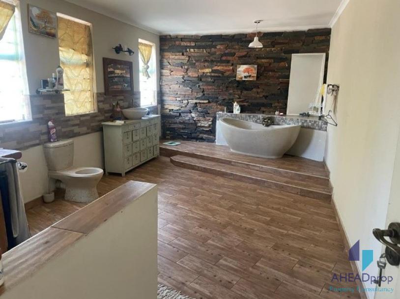 5 Bedroom house for sale- Ruretse-12